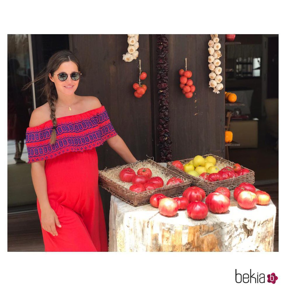La modelo Malena Costa posa embarazada de su segundo hijo con vestido rojo