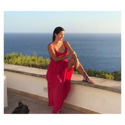 Malena Costa posa con un vestido rojo y embarazada de su segundo hijo
