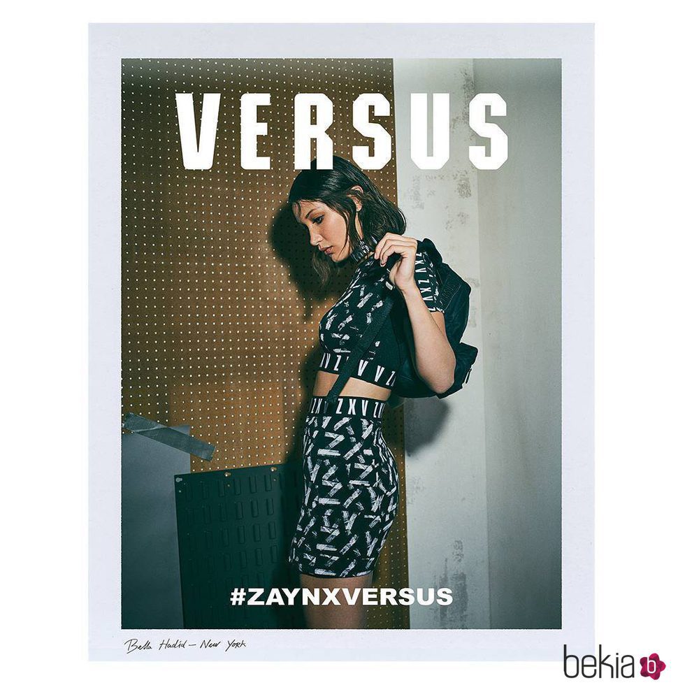 Bella Hadid posando con crop top y falda de tubo para la colección 'ZAYN x VERSUS'