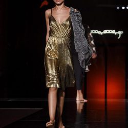 Vestido dorado de la colección 'Ecléctico' de la firma AmorAmargo en la 20 edición de la pasarela 080 de Barcelona