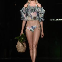 Bikini y top tropical de la colección 'Camino hacia el sol' de Guillermina Baeza en la 20 edición de la 080 Barcelona