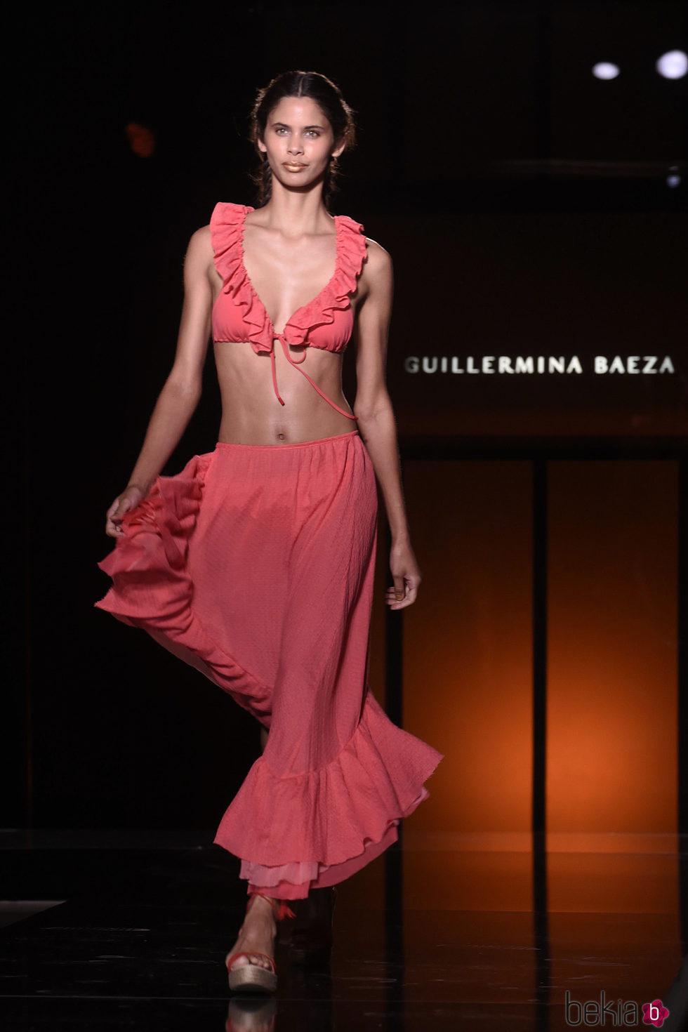 Bikini y falda con volantes de la colección 'Camino hacia el sol' de Guillermina Baeza en la 20 edición de la 080 Barcelona