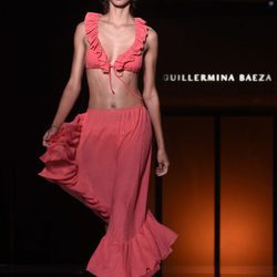 Bikini y falda con volantes de la colección 'Camino hacia el sol' de Guillermina Baeza en la 20 edición de la 080 Barcelona