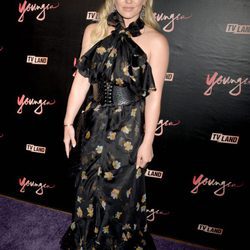 Hilary Duff con vestido negro con corsé