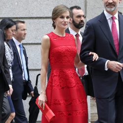 La Reina Letizia con un vestido midi de encaje rojo