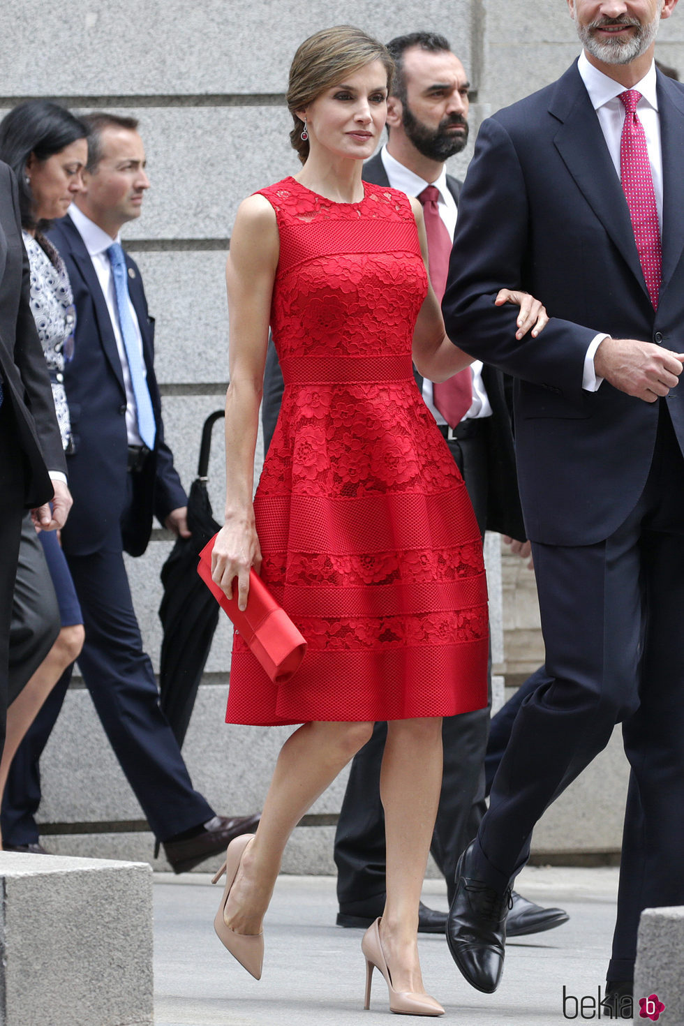 La Reina Letizia con un vestido midi de encaje rojo
