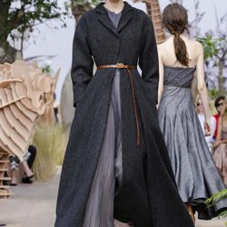 Gabardina con vestido y cinturón del desfile de Alta Costura Otoño-Invierno 2017-2018 de Dior