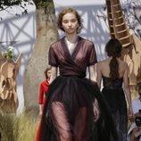 Vestido de tul rojo y negro del desfile de Alta Costura Otoño-Invierno 2017-2018 de Dior