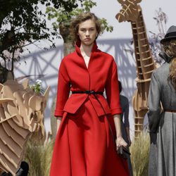 Conjunto de chaqueta y falda rojo del desfile de Alta Costura Otoño-Invierno 2017-2018 de Dior