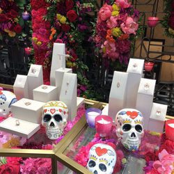 Escaparate de la tienda de Suárez en Madrid con su colección 'Frida'