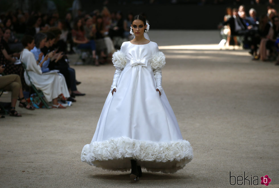 Vestido blanco  de la colección otoño/invierno de Alta Costura de Chanel para 2017/2018