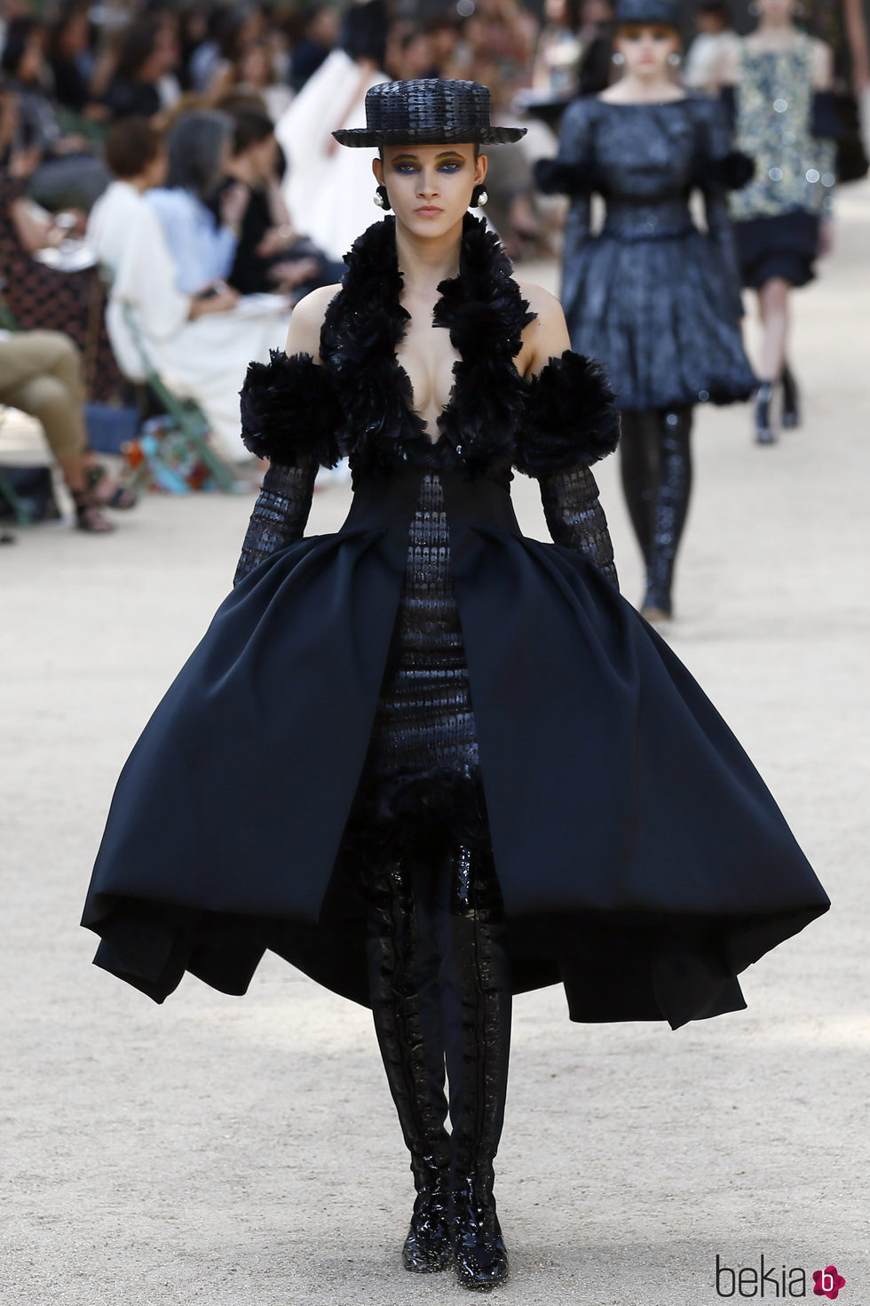Vestido negro con volantes de la colección otoño/invierno de Alta Costura de Chanel para 2017/2018