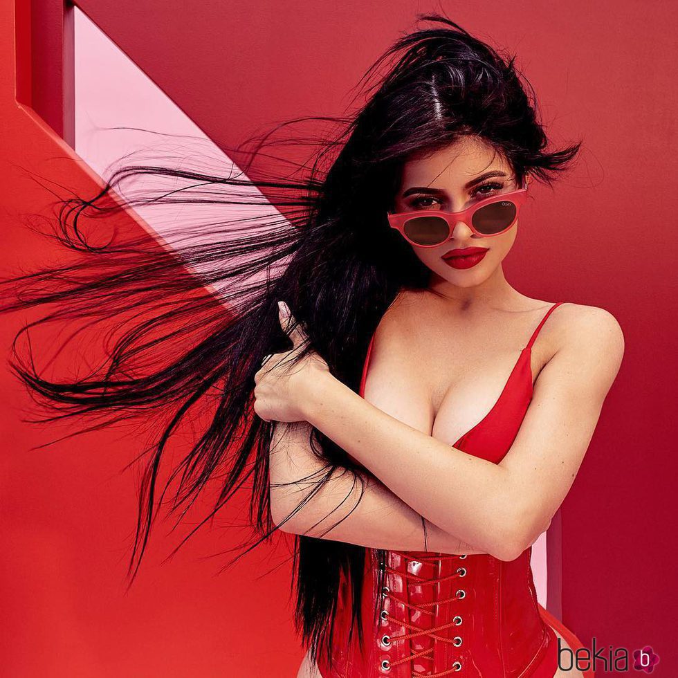 Kylie Jenner con gafas rojas de su colección 'QUAYXKYLIE' de Quay Australia