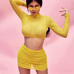 Kylie Jenner con gafas amarillas de su colección 'QUAYXKYLIE' de Quay Australia