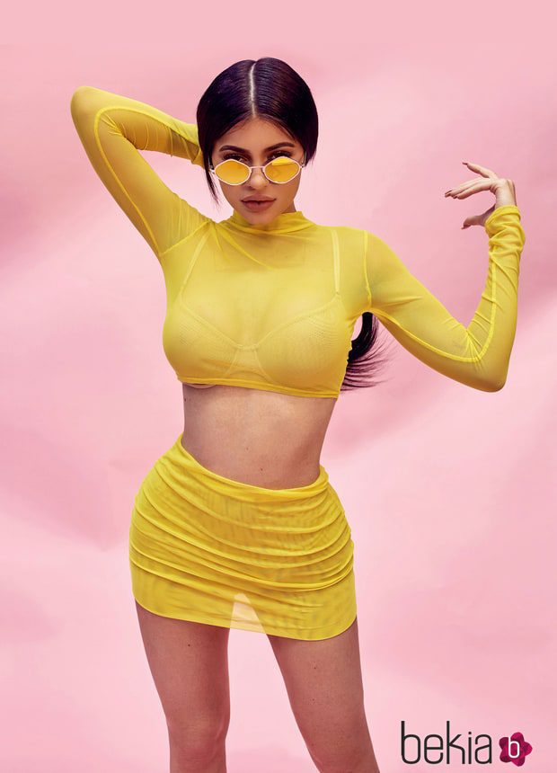 Kylie Jenner con gafas amarillas de su colección 'QUAYXKYLIE' de Quay Australia