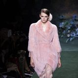 Abrigo y vestido rosa del desfile de Alta Costura de Fendi para otoño/invierno 2017/2018