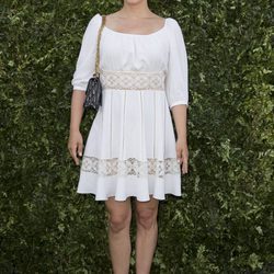 Natalie Portman con un vestido ibicenco blanco