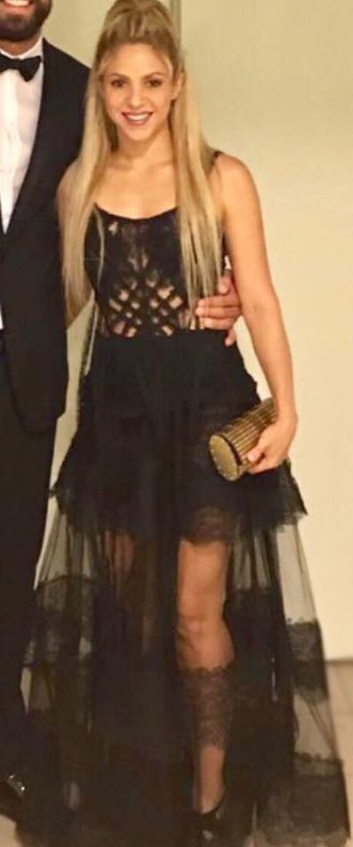 Shakira con un vestido transparente negro