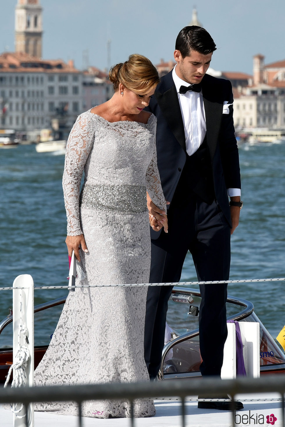 Alvaro Morata y su madre en su boda celebrada en Venecia
