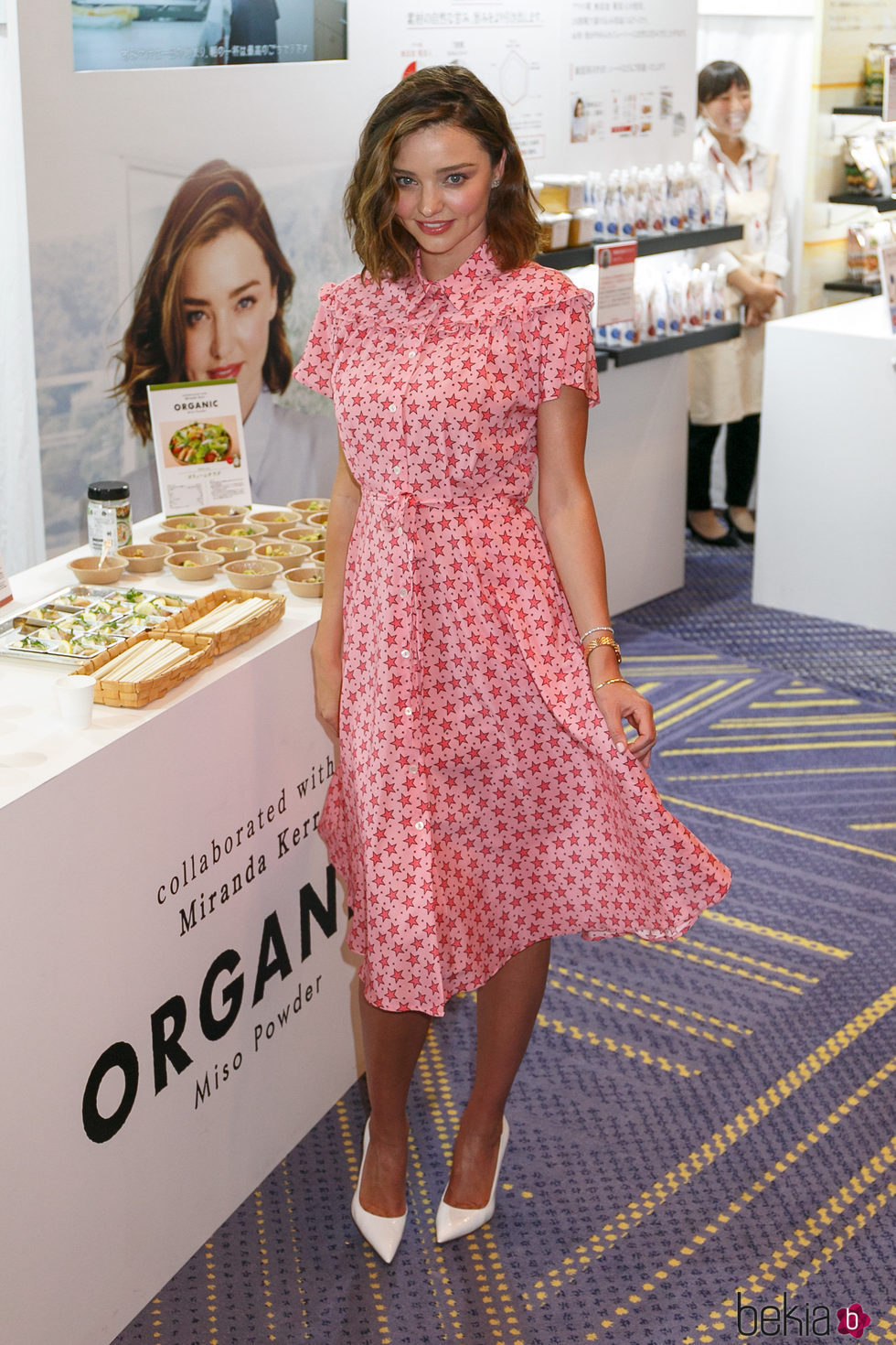 Miranda Kerr con vestido de estampado de estrellas