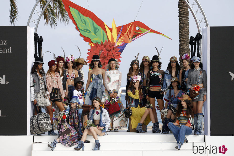 Modelos posando en el desfile de Desigual de la Fashion Week de Ibiza 2017