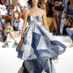 Vestido vaquero con patchwork de Desigual de la Fashion Week de Ibiza 2017