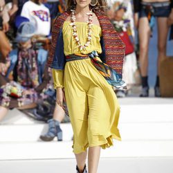 Vestido amarillo con chaleco de Desigual de la Fashion Week de Ibiza 2017