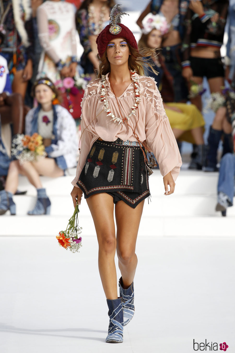 Blusa vintage y falda geométrica de Desigual de la Fashion Week de Ibiza 2017