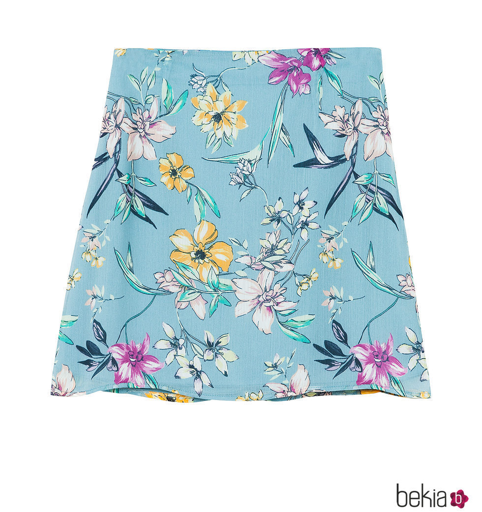 Minifalda azul con flores de Bershka de la colección de verano 2017