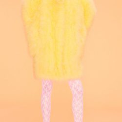 Abrigo de plumas amarillo de la colección primavera 2018 de Nina Ricci