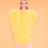 Abrigo de plumas amarillo de la colección primavera 2018 de Nina Ricci