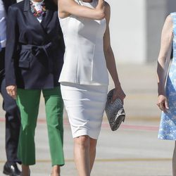 La Reina Letizia con un vestido blanco midi