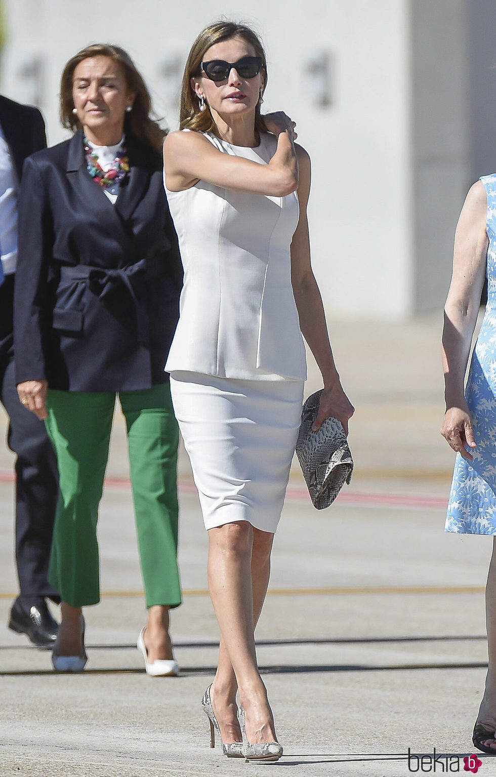 La Reina Letizia con un vestido blanco midi