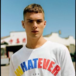Camiseta con letras de colores de la colección masculina de Bershka 2017