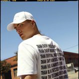 Camista básica y gorra blanca de la colección masculina de Bershka 2017