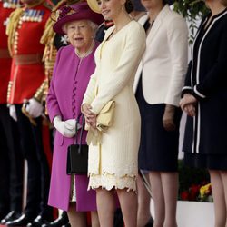 La Reina Letizia con un total look amarillo