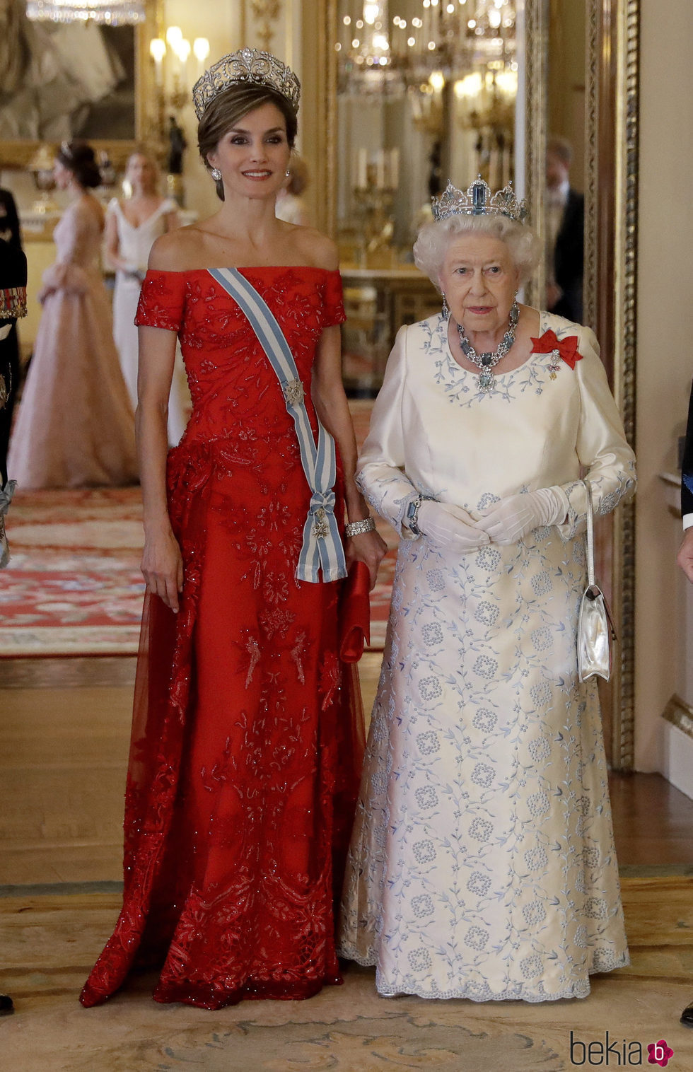 La Reina Letizia con vestido de tul y seda rojo