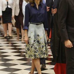 La Reina Letizia con camisa azul y falda estampada