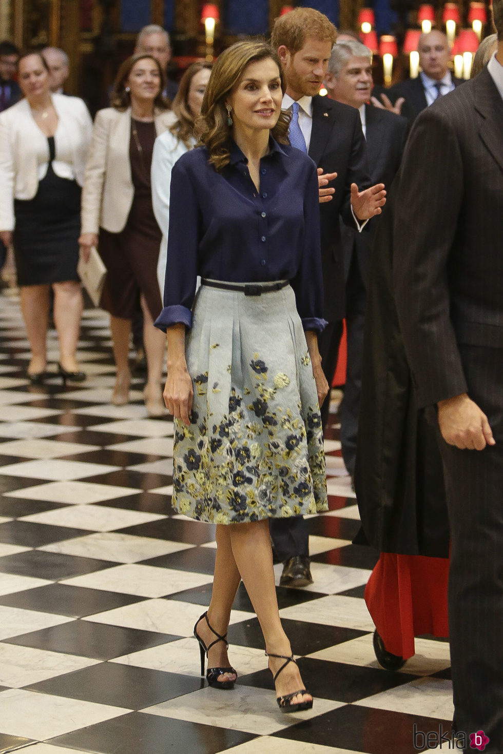 La Reina Letizia con camisa azul y falda estampada