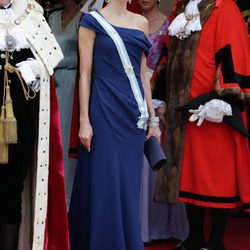 La Reina Letizia con un vestido largo azul marino