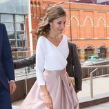La Reina Letizia con top blanco y falda midi en rosa empolvado