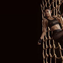Kylie Jenner con top y leggins estampados de la 'Velvet Rope Collection' de Puma