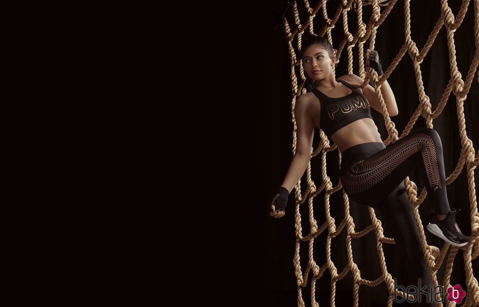 Kylie Jenner con top y leggins estampados de la 'Velvet Rope Collection' de Puma