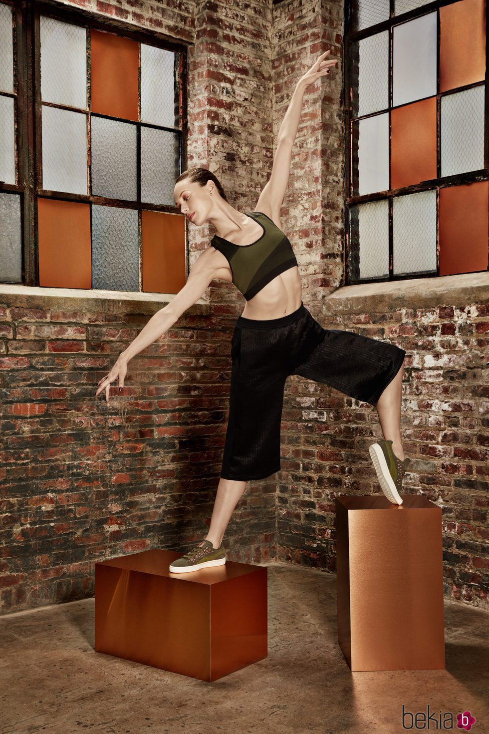 Bailarina del NYC Ballet con top y pantalones de la 'Velvet Rope Collection' de Puma