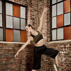 Bailarina del NYC Ballet con top y pantalones de la 'Velvet Rope Collection' de Puma