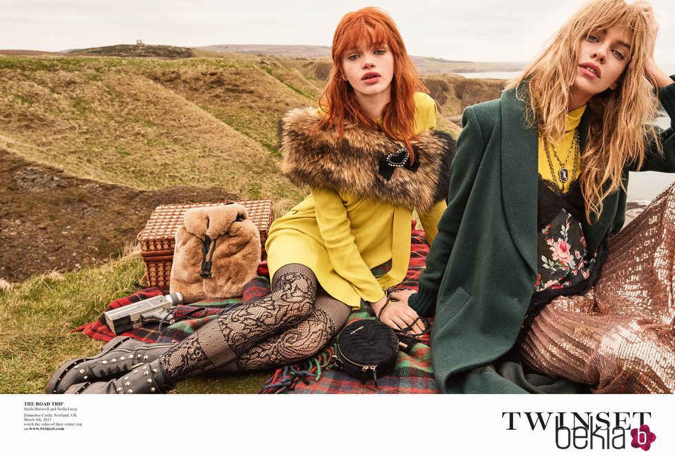 Stella Maxwell y Stella Lucia de amarillo en la campaña 'On the road' de Twinset