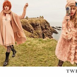 Stella Maxwell y Stella Lucia con total look rosa de la campaña 'On the road' de Twinset