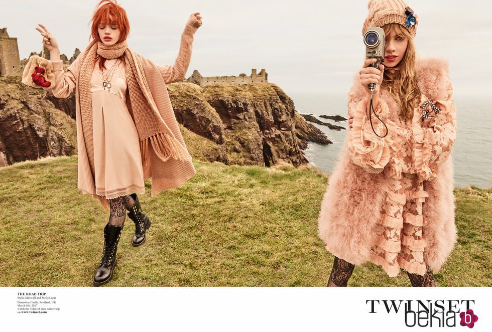 Stella Maxwell y Stella Lucia con total look rosa de la campaña 'On the road' de Twinset