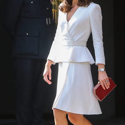 Kate Middleton con top y falda de Alexander McQueen