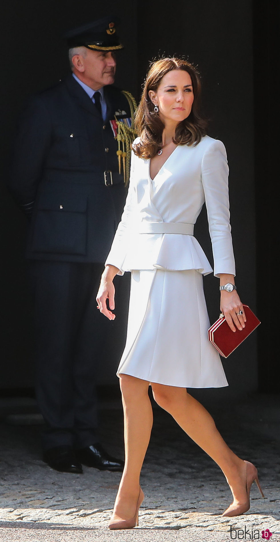 Kate Middleton con top y falda de Alexander McQueen